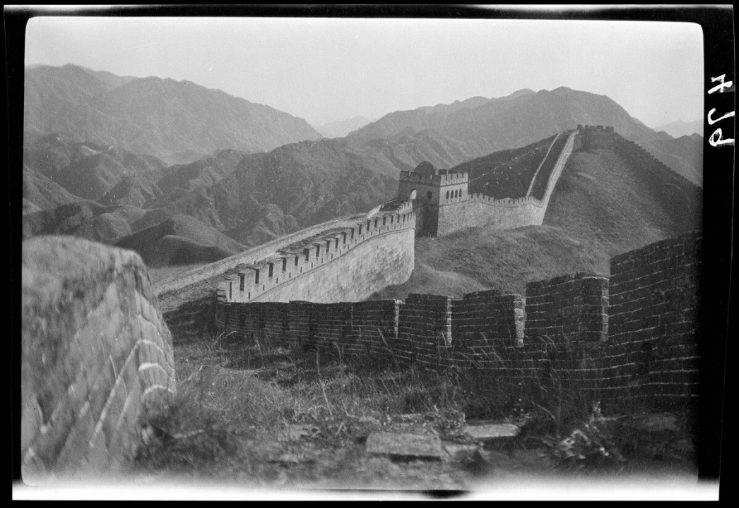 1918 年民国时期北京附近的长城，生态依旧没有恢复
图源：Parapet & Top / Sidney D. Gamble Photographs Collection / Duke Digital Repository