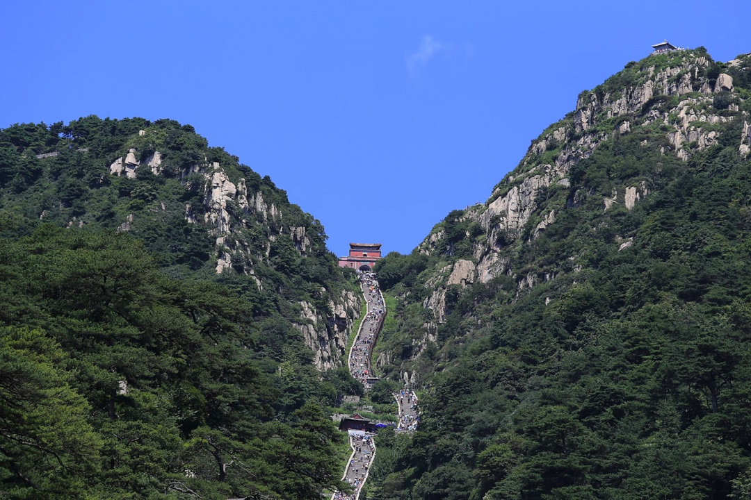 2015 年的泰山十八盘，植被已经恢复
图源：维基百科