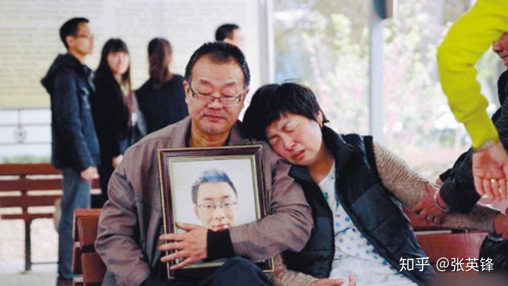 有什么方法可以控制小孩子玩手机?配图